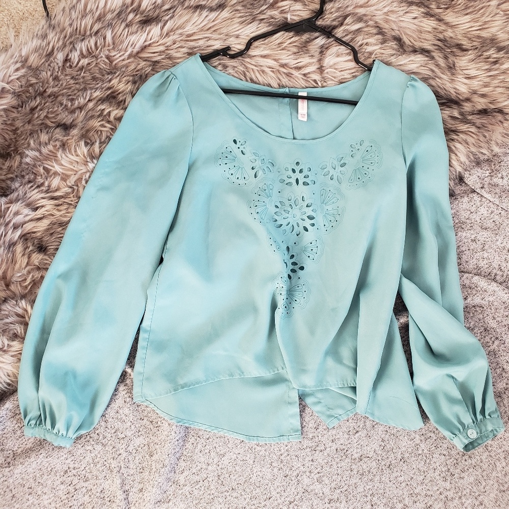 Xhilaration button back, cutout long sleeve top M